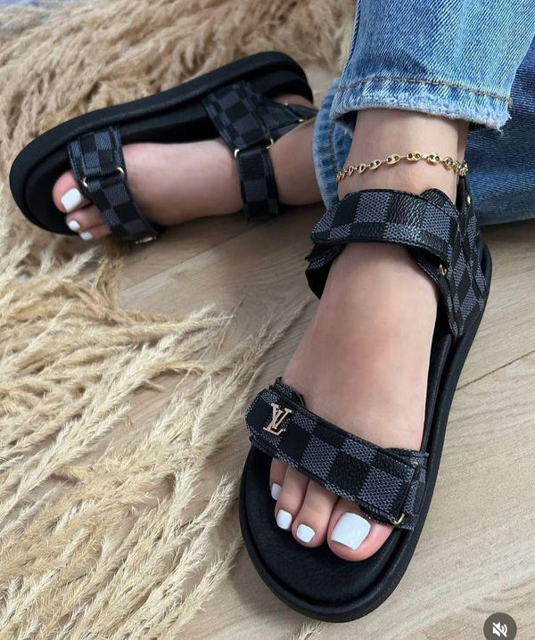 Sandália LV Feminina — Elegância com Fechamento Moderno ✨