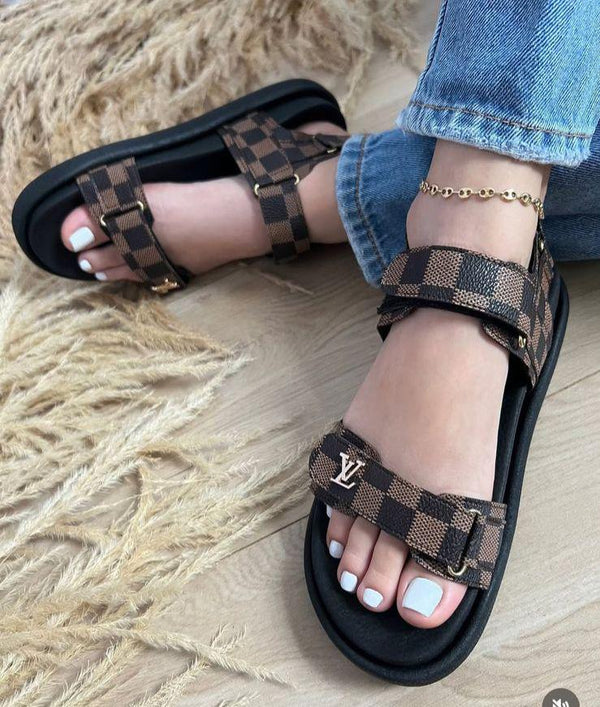 Sandália LV Feminina — Elegância com Fechamento Moderno ✨